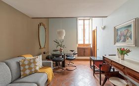 Iflat Pantheon Historic Two-Story Apartment